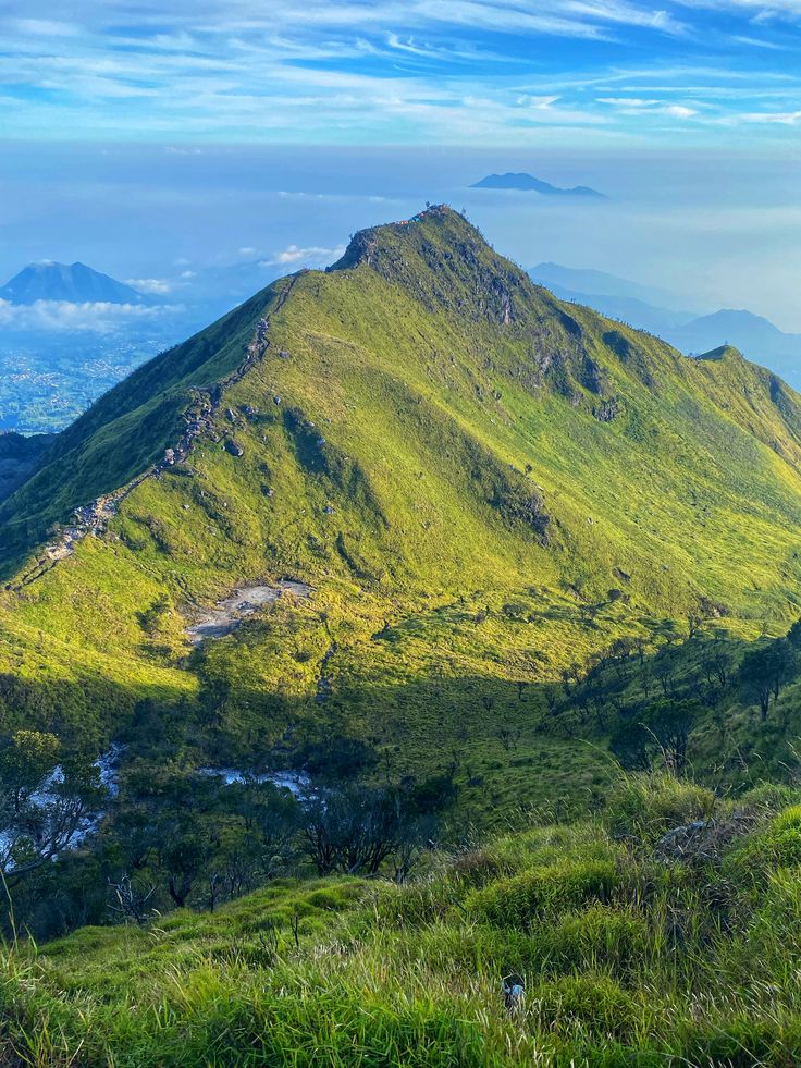 Kegiatan pendakian pada paket Open Trip Gunung Merbabu via Thekelan