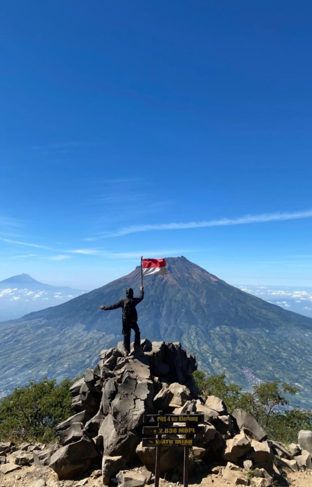 Kegiatan pendakian pada paket One Day Trip Sindoro